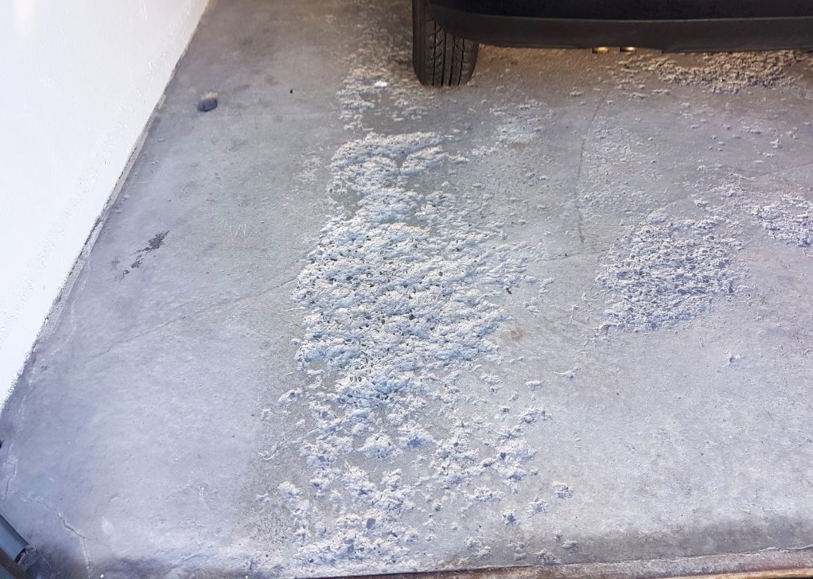 Schadhafter Garagenboden mit Rissen und Abplatzungen