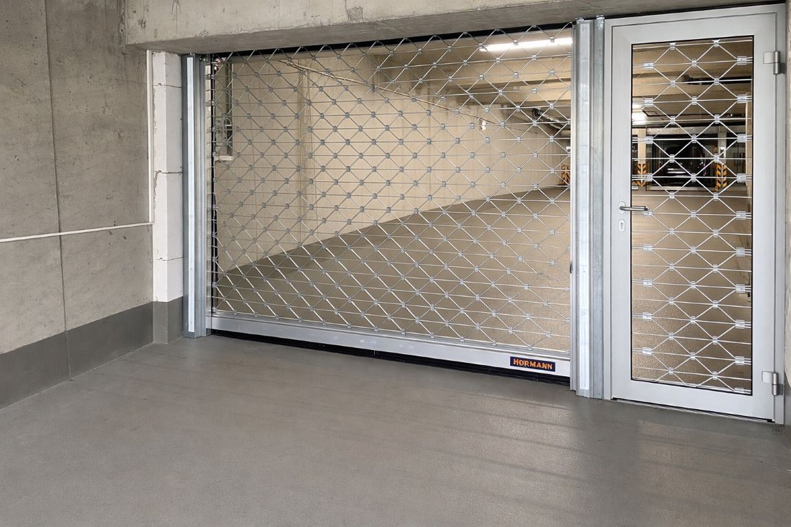 500 m² Epoxidharzeboden (OS8-Beschichtung) einer Tiefgarage in Dortmund auf Verbundestrich mit Wandanschluss und Sockelbeschichtung