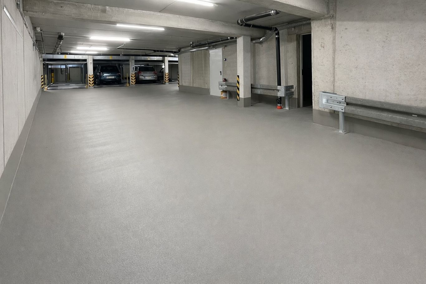 500 m² Bodenfläche einer Tiefgarage in Dortmund nach Betonfräsen, Kugelstrahlen, Verbundestrich und OS8